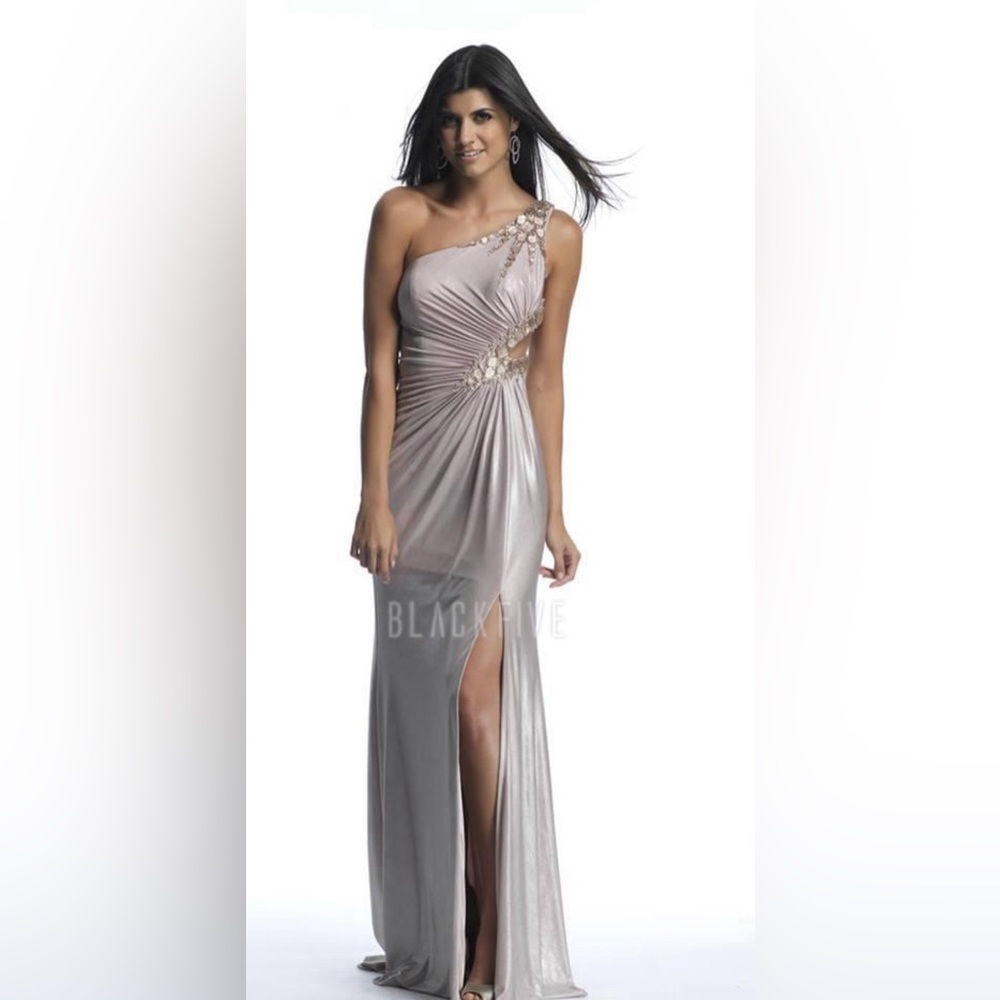 Dave&Johnny size 0. Champagne 1-shoulder evening gown w/sequin detail&side slit.